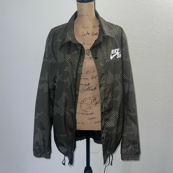 NIKE SB ASSISTANT CAMO SNOWBOARD OUTDOOR JACKET - Picture 1 of 11